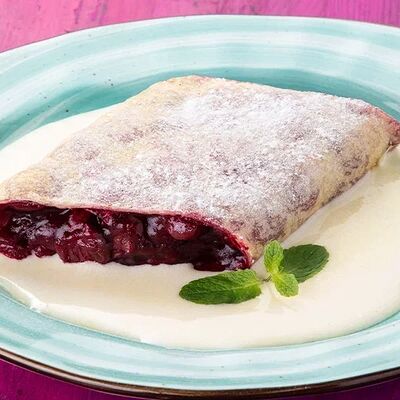 Штрудель вишневый с ванильным соусом в Чили пицца по цене 430 ₽