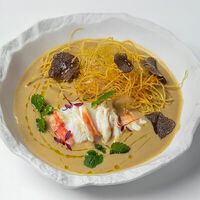 Крем-суп из лесных грибов с камчатским крабом и трюфелемв Wine and Crab