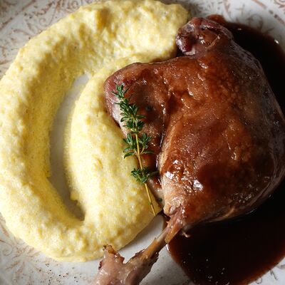 Утиная ножка конфи со сливочной полентой в Истории по цене 1330 ₽