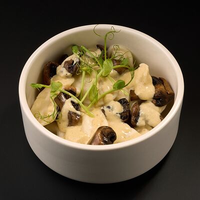 Вареники с картофельной начинкой, соусом и шампиньонами в COFFEEПЕЙ по цене 421 ₽