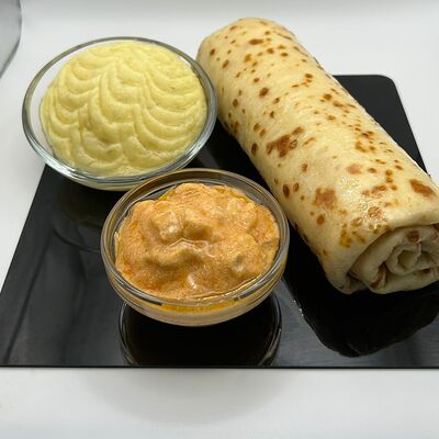 Блинчик с картофелем и грудкой кубиками в слив. соусе в Блинная Мастерская «Жили-Были» по цене 345 ₽