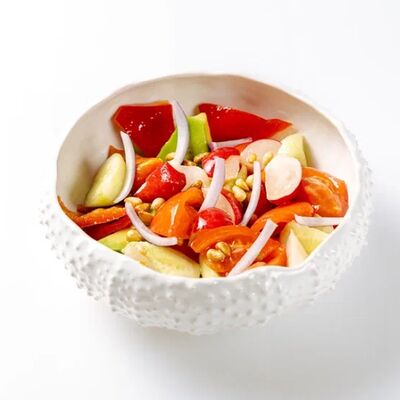 Салат из свежих овощей с соусом юдзу-винегретв Dodici Seafood по цене 790 ₽