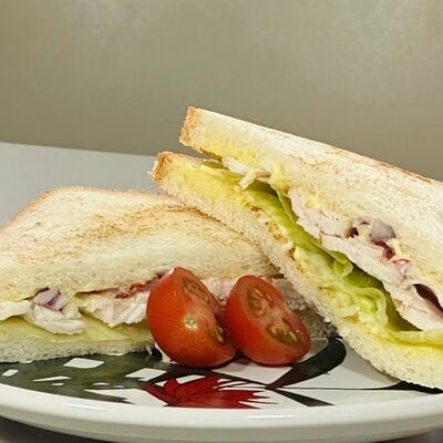 Сэндвич с копченой курицей в Хорошие Хинкали по цене 310 ₽