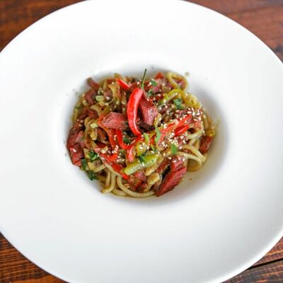 Азиатская лапша с копченой говяжьей грудинкой и овощами в Каравелла по цене 490 ₽