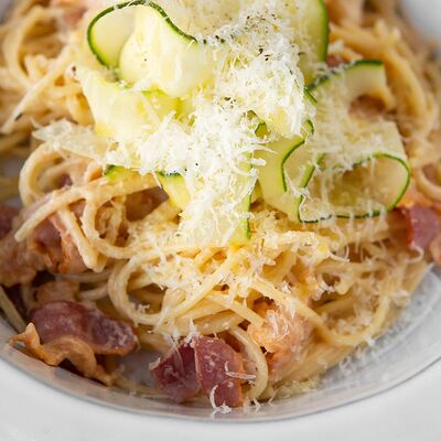 Спагетти с беконом и сырным соусом в MR. CUP по цене 640 ₽