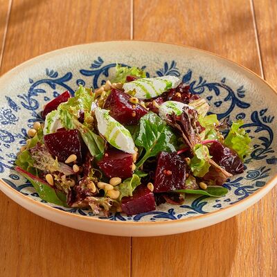 Салат из печеной свеклы с кедровыми орешками в Russo Italiano по цене 420 ₽