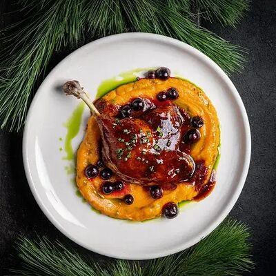 Утиная ножка, пюре из батата, смородина в Tehnikum по цене 1090 ₽