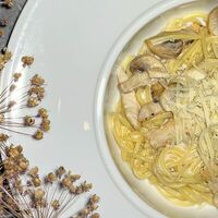 Паста с цыплёнком и грибами в сливочном соусе в Friends Market