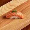 Нигири с копченым лососем в Sushi White Pro по цене 169