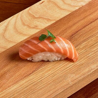 Нигири с лососем в Sushi White Pro по цене 179 ₽