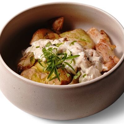 Куриное бедро с картофелем и соусом из лисичек в Завтрак по цене 800 ₽