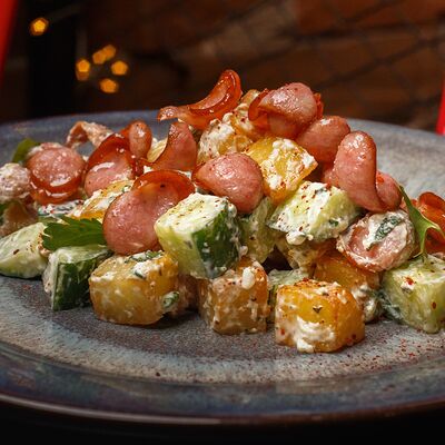 Картофельный салат с копчеными колбасками в Дранки паб по цене 630 ₽