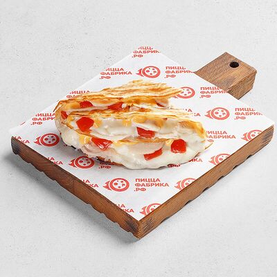 Кранч с курочкой и соусом гриль-бургер 160гр в ПиццаФабрика по цене 355 ₽