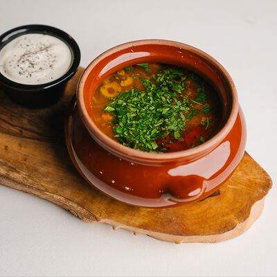 Солянка с тремя видами мяса и сметаной в Круча по цене 830 ₽