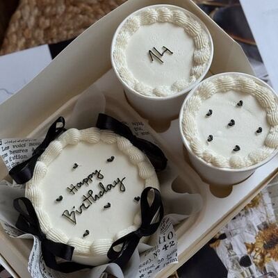 Бенто-торт + 2 капкейка-тортика в стаканчике, ламбет с надписью на день рождения девушке, парнюв О! Тортик по цене 3390 ₽