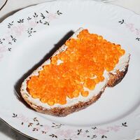Бутерброд с красной икрой и взбитым масломв Vseklassno Coffee Bar