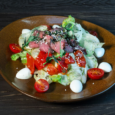 Салат с ростбифом в Леон по цене 590 ₽