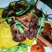 Каре ягненка с овощами гриль в Вкусснов