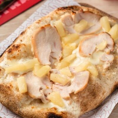 Пицца римская Гавайская с курицей и ананасамив Mostra по цене 780 ₽