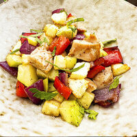 Салат-гриль с овощами и курицей в Место Про Тесто