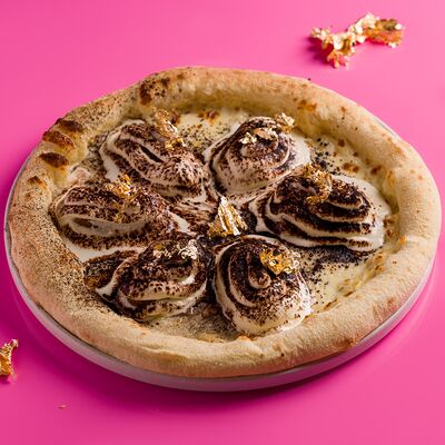 Пицца Тирамису и золото в ROSSINI GOLD PIZZA по цене 2250 ₽