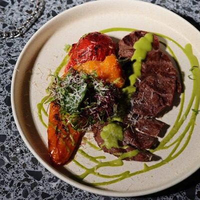 Стейк Топ Блейд с печеным томатом, перцем и песто из зеленого чили в Sweetheart по цене 1595 ₽