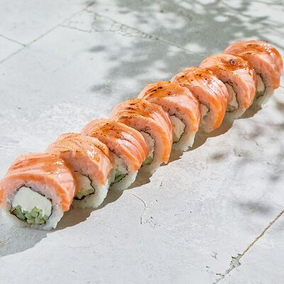 Ролл Филадельфия с лососем татаки в Маймун по цене 690