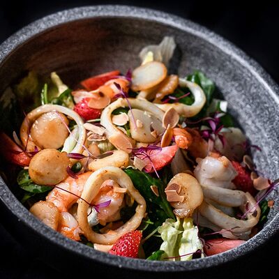 Тёплый салат с морепродуктами в Half of You по цене 830 ₽