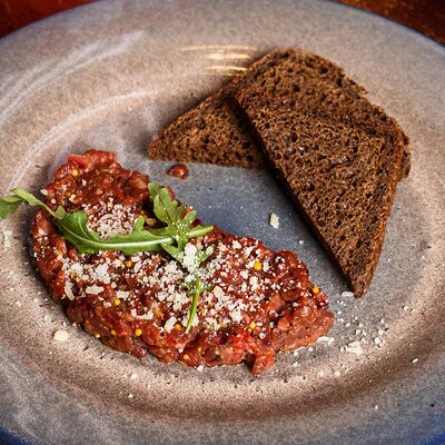 Тартар из говядины с зерновым хлебом в Дранки паб по цене 850 ₽