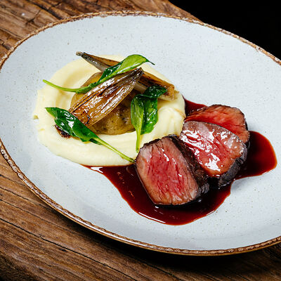 Медальоны из телятины с карамелизированным луком и брусничным соусомв Чешуя по цене 2400 ₽