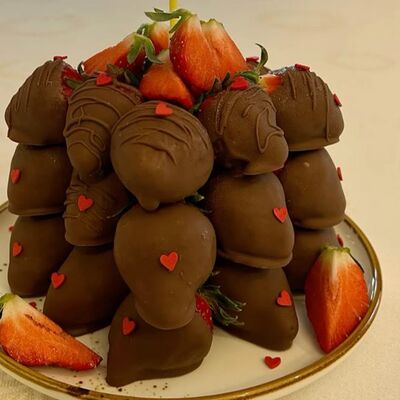 Торт из клубники в шоколадев Klubnika chocolate по цене 3800 ₽