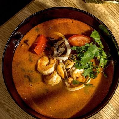 Суп Том ям с морепродуктами в Рамен между нами по цене 1160 ₽