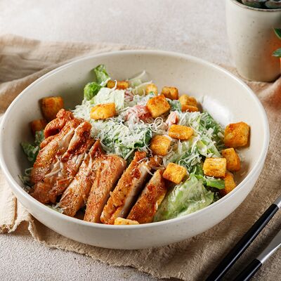 Цезарь с курицей в Kristof Coffee and Kitchen по цене 710 ₽