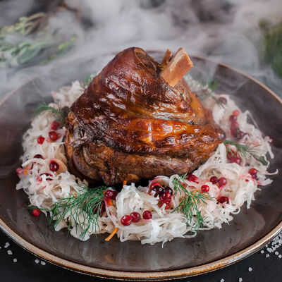 Свиная рулька, томленная в пшеничном пиве в Jager restopub по цене 1570 ₽