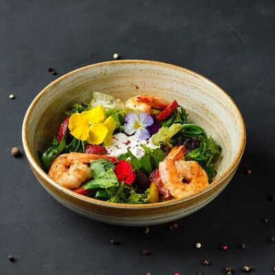 Салат с креветками и сыром страчетеллав Mesto Sushi & Grill по цене 750