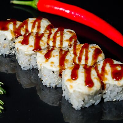 Запеченный с курицей ролл в Sushi Box по цене 520 ₽