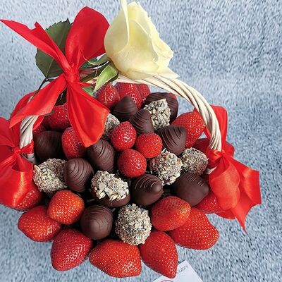 Корзина S Dreamв Мир клубники в шоколаде по цене 8250 ₽