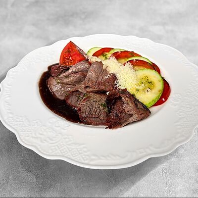 Слайсы стриплоина с овощами в MaMa Mia по цене 741 ₽