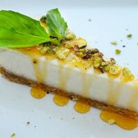 Чизкейк с базиликом и фисташками в Сен-Сеи