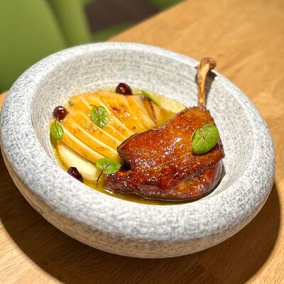 Утиная ножка конфи с морковным пюрев Усадьба по цене 1150 ₽