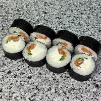 Ролл Футо с лососем в Yoshi sushi