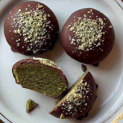 Марципан Матча с темным шоколадом в Лён & Гречка bakery по цене 850 ₽