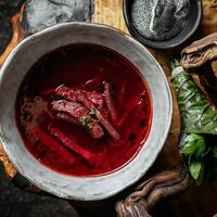 Бурый борщ, копченое ребро, сметана, зелень в Айна