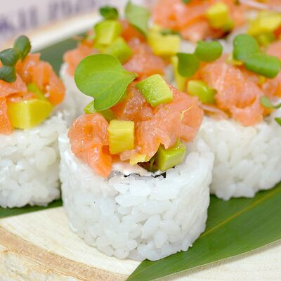 Ролл с тартаром из лосося и авокадо в Держи рыбу по цене 550