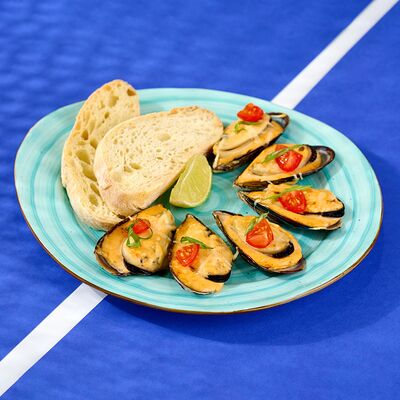 Запеченные мидии под сливочным соусом с томатным песто в Мидийная по цене 430 ₽