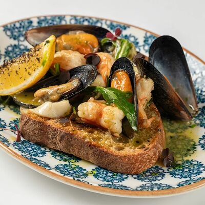 Морские гады с белым вином, чесноком и зеленью в SAGA по цене 660 ₽