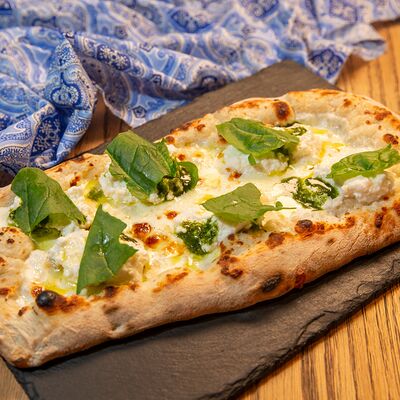 Фокачча с Рикоттой, песто и трюфельным маслом в Mama Roma по цене 614 ₽