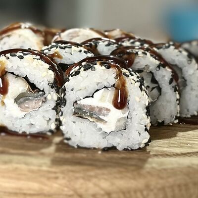 Ролл с угрем и кунжутом в ГансРолл по цене 510 ₽