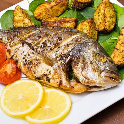 Дорадо с картофелем по-домашнему в Огонь и Мясо по цене 1200 ₽