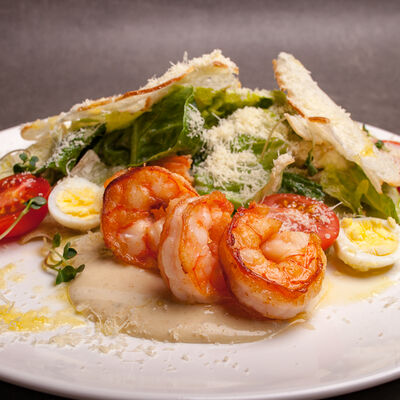 Салат Цезарь с тигровыми креветками в Марк Твен по цене 390 ₽